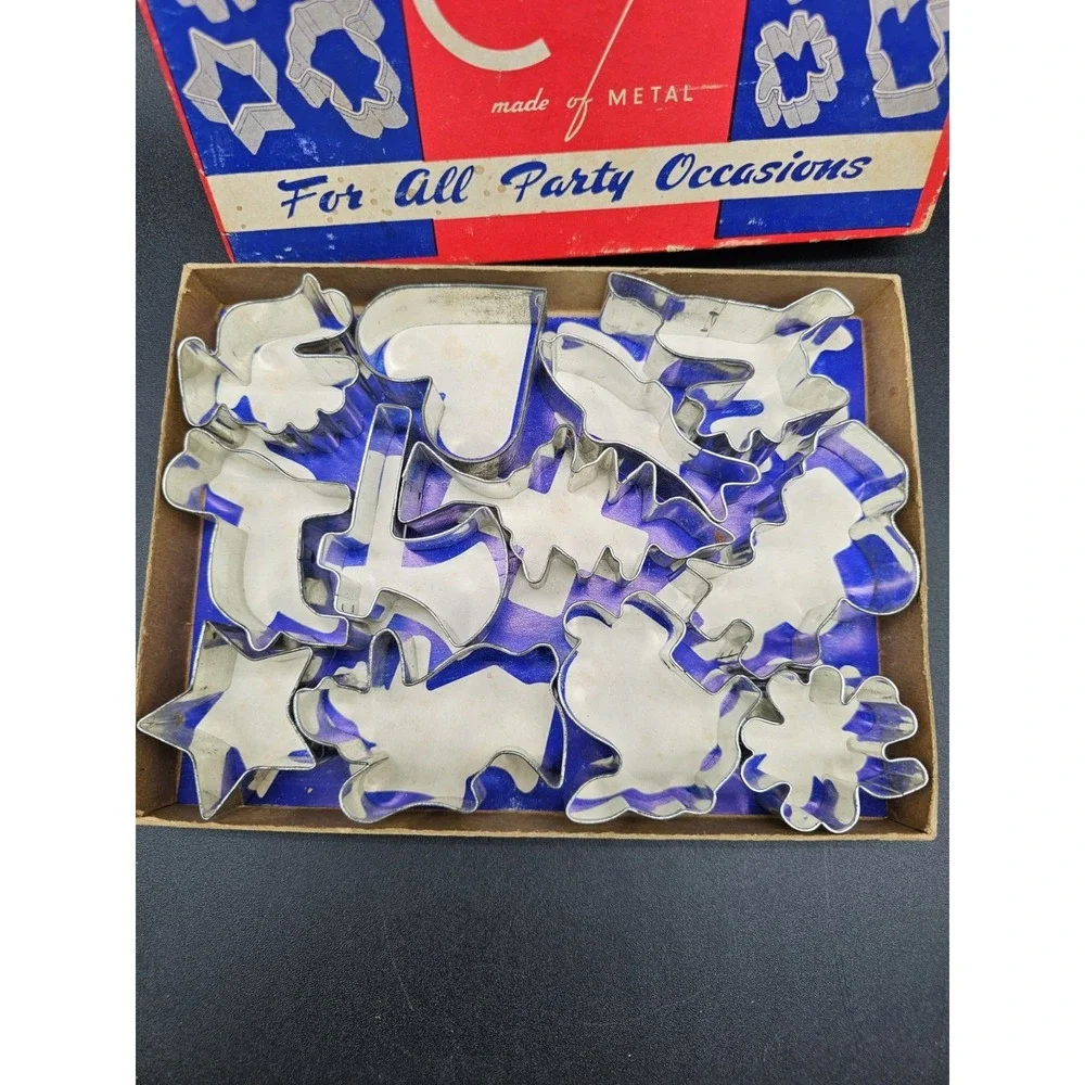 Vintage Box Of 12 Tin Cookie‎ Cutters